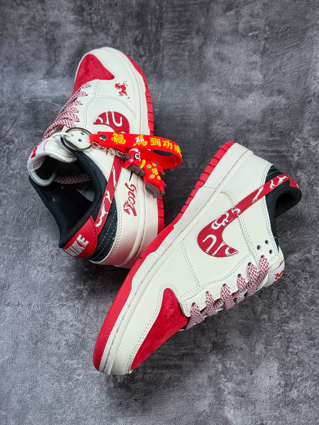Nike SB Dunk Low 马年限定 白红黑双小勾满天星 FC1688-244
