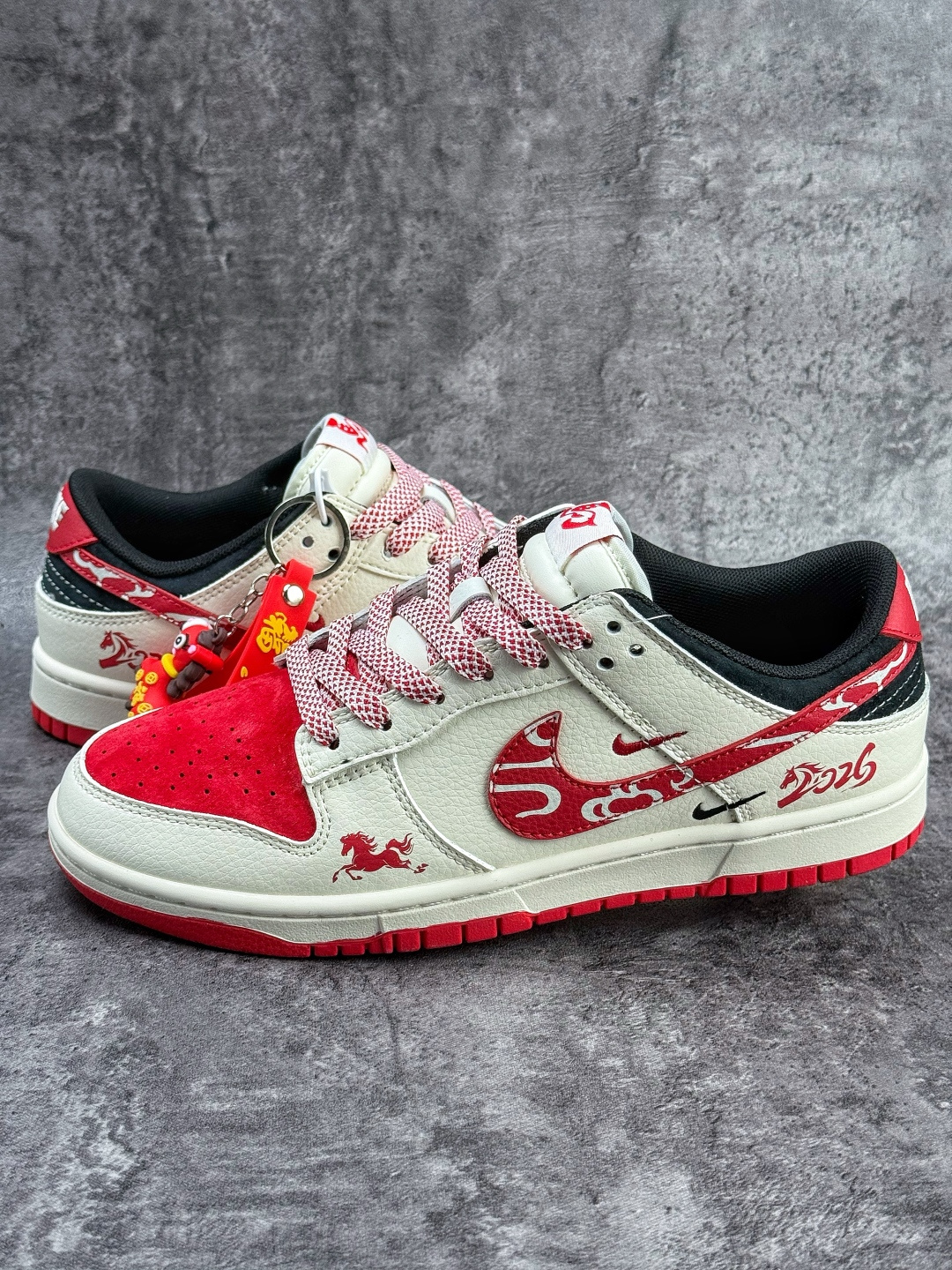 Nike SB Dunk Low 马年限定 白红黑双小勾满天星 FC1688-244
