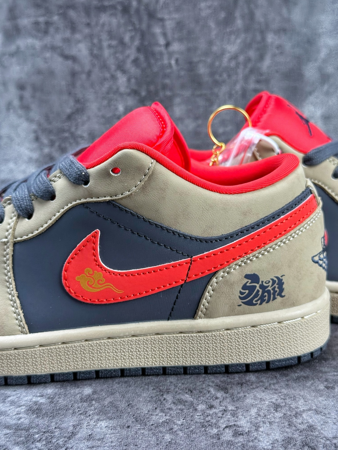 Nike Jordan Air Jordan 1 马年限定 棕灰红小勾 QD1988-010