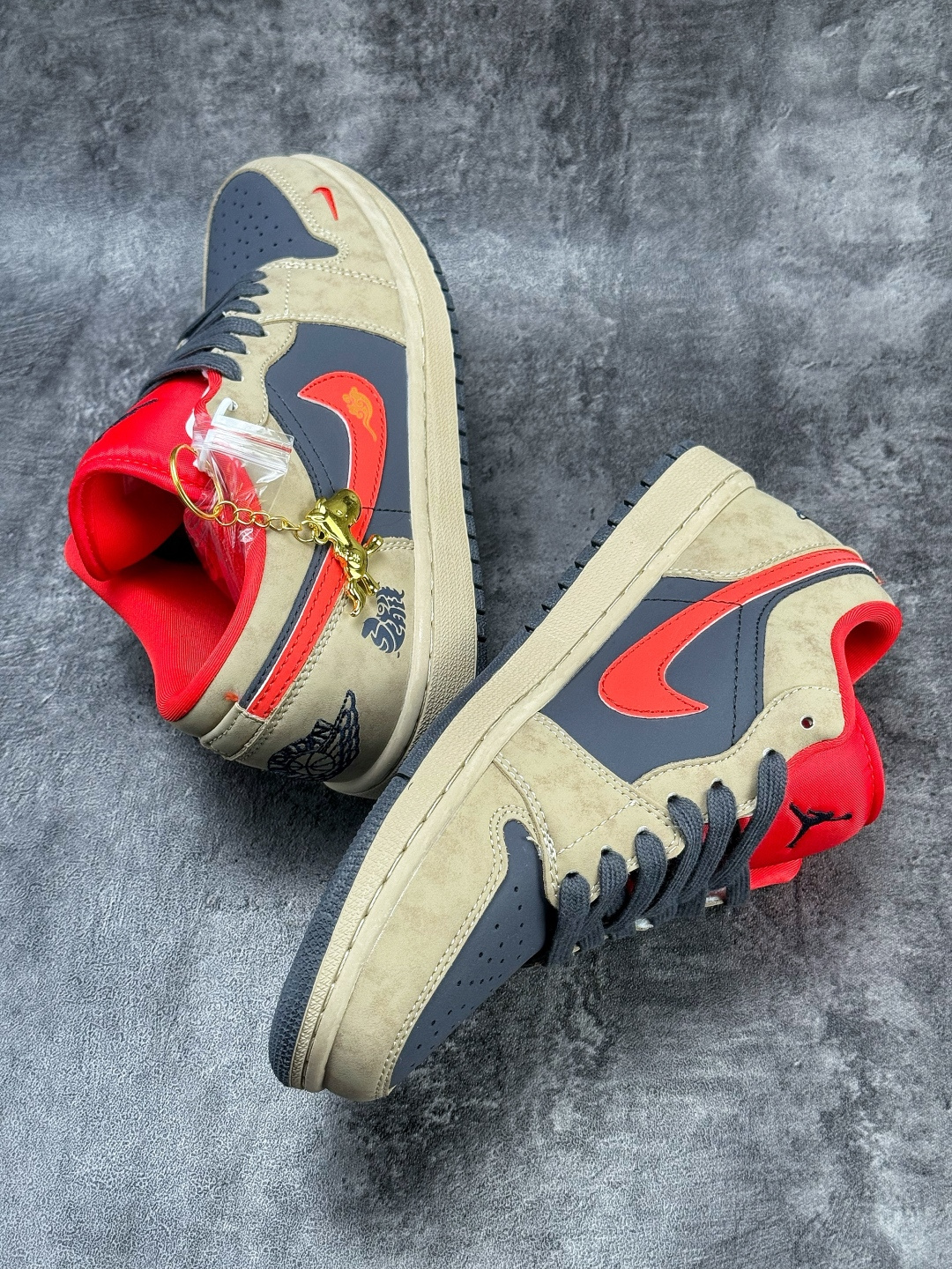 Nike Jordan Air Jordan 1 马年限定 棕灰红小勾 QD1988-010