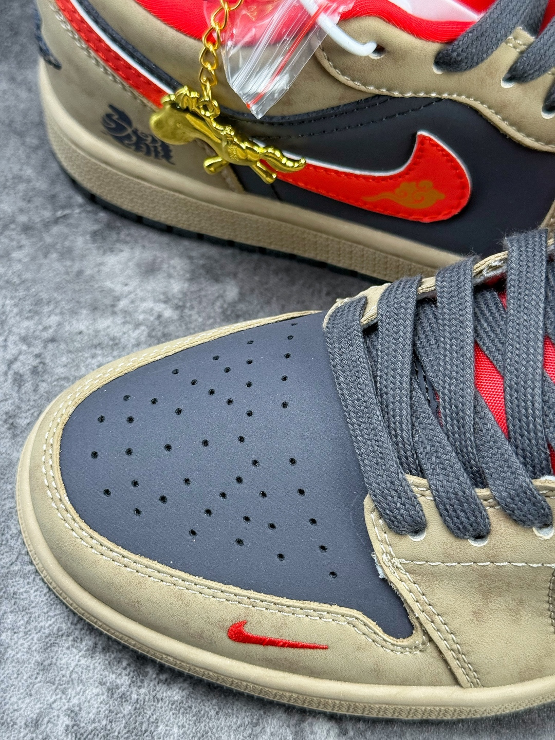 Nike Jordan Air Jordan 1 马年限定 棕灰红小勾 QD1988-010