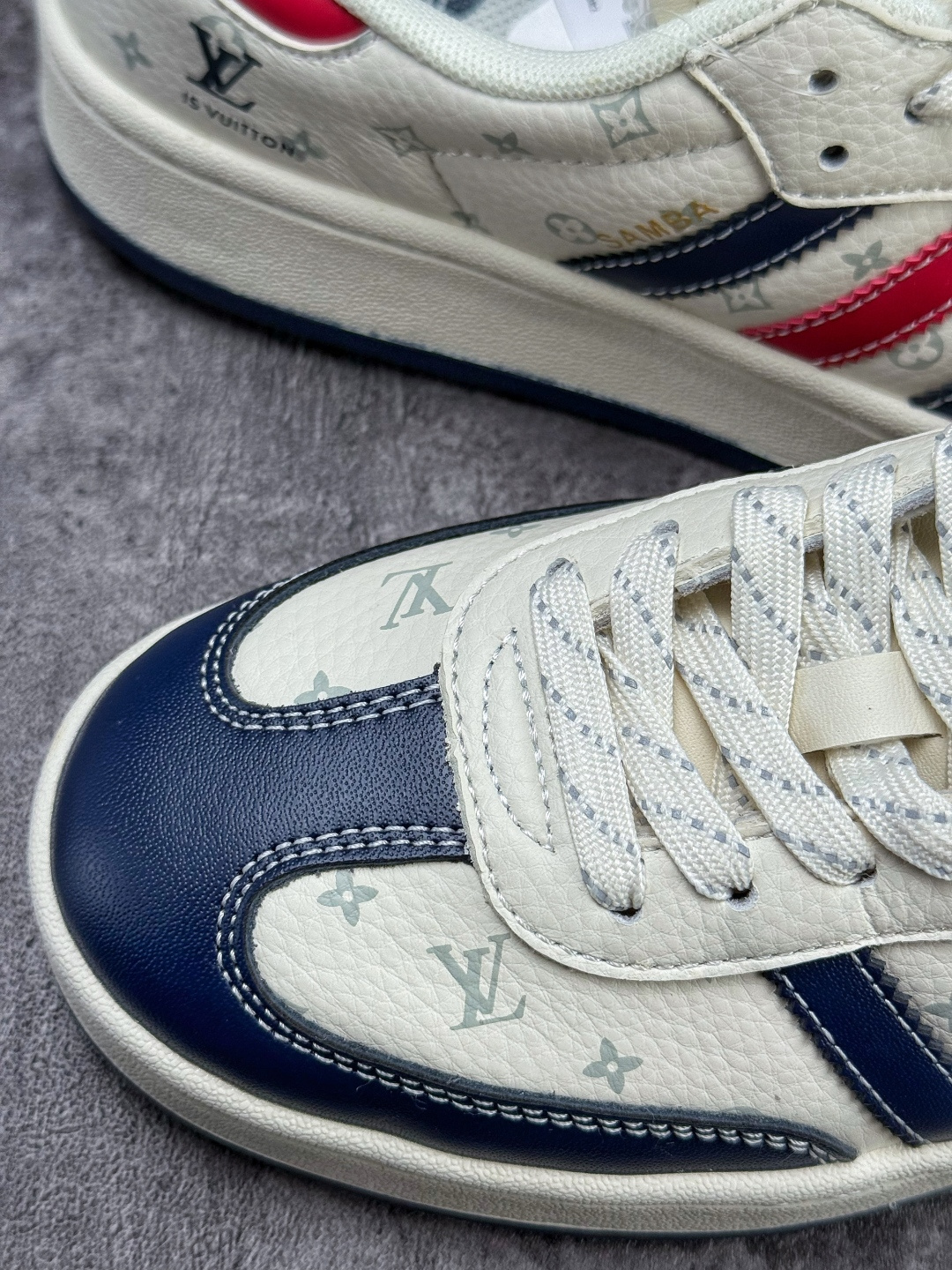 adidas originals Samba x Louis Vuitton 蓝白红满天星 桑巴舞系列复古经典轻便板鞋 XD6188-101