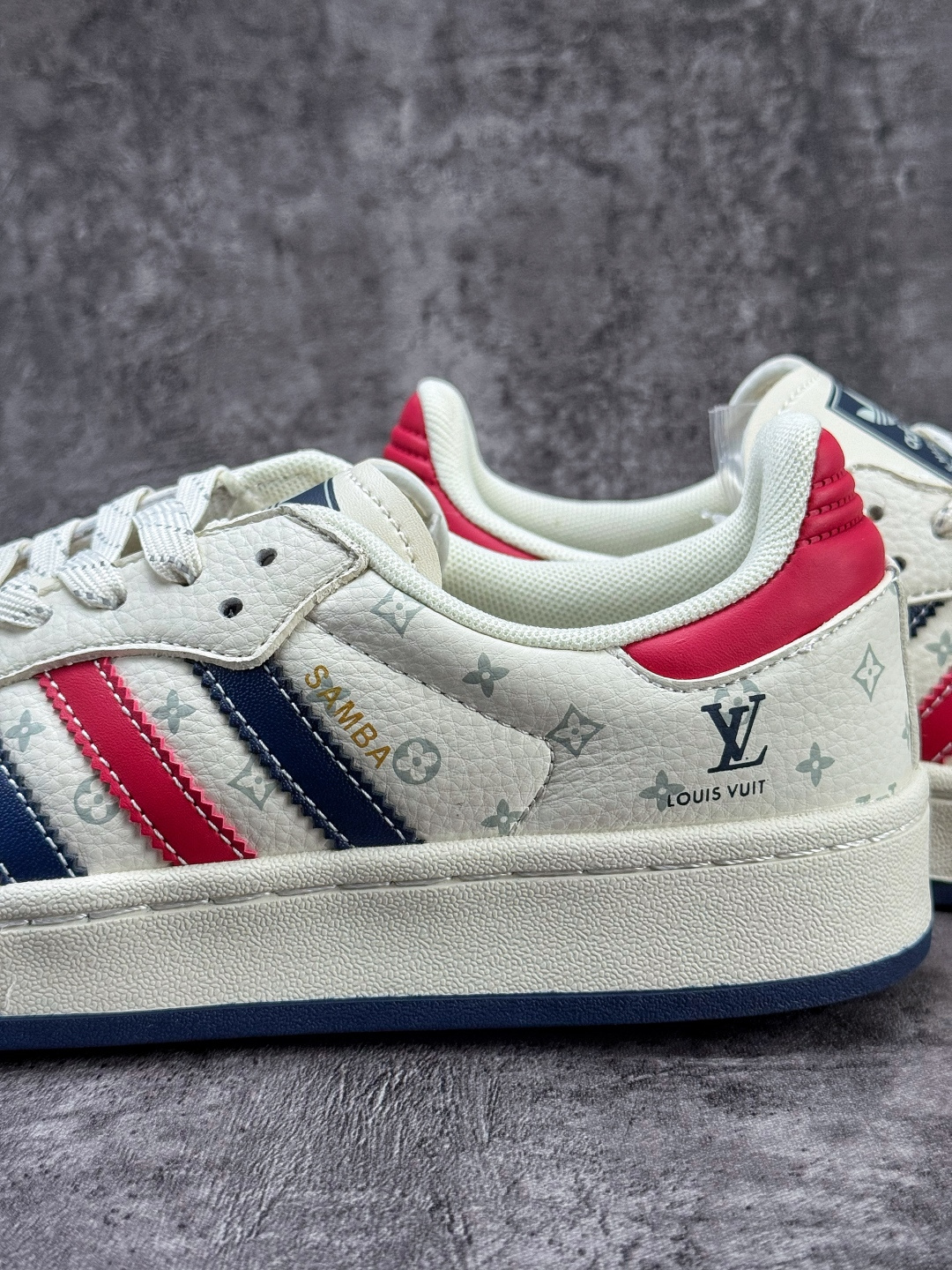 adidas originals Samba x Louis Vuitton 蓝白红满天星 桑巴舞系列复古经典轻便板鞋 XD6188-101