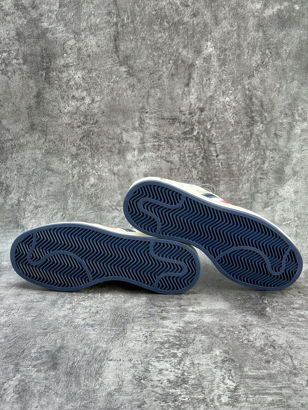 adidas originals Samba x Louis Vuitton 蓝白红满天星 桑巴舞系列复古经典轻便板鞋 XD6188-101