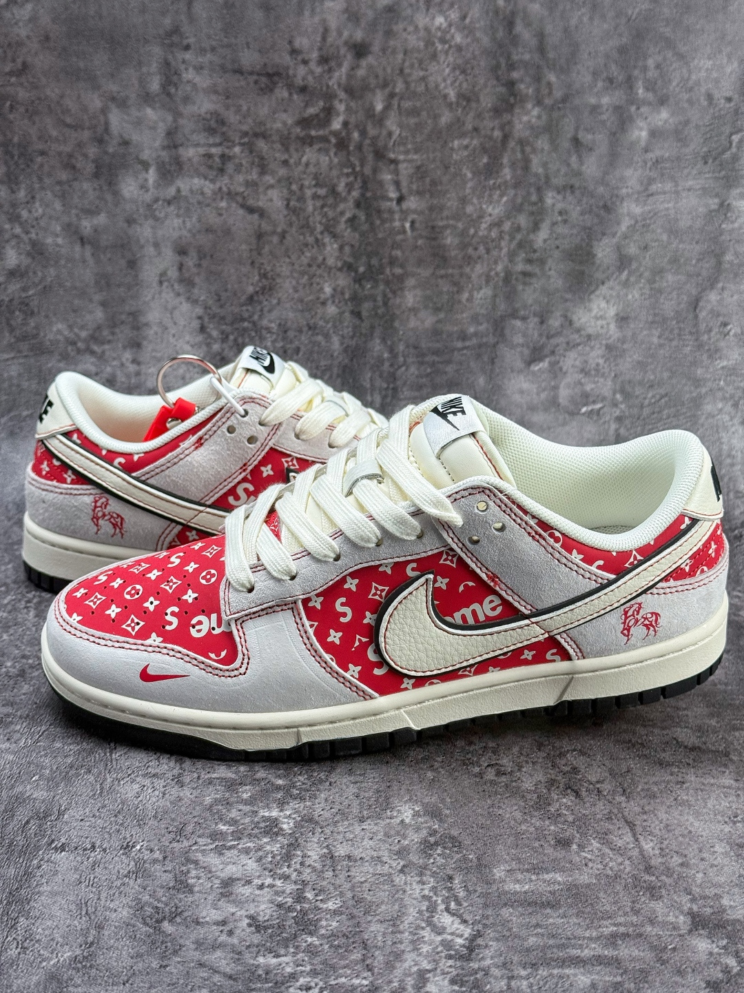 Nike SB Dunk Low x Superme 马年限定 灰白红 JP2026-107
