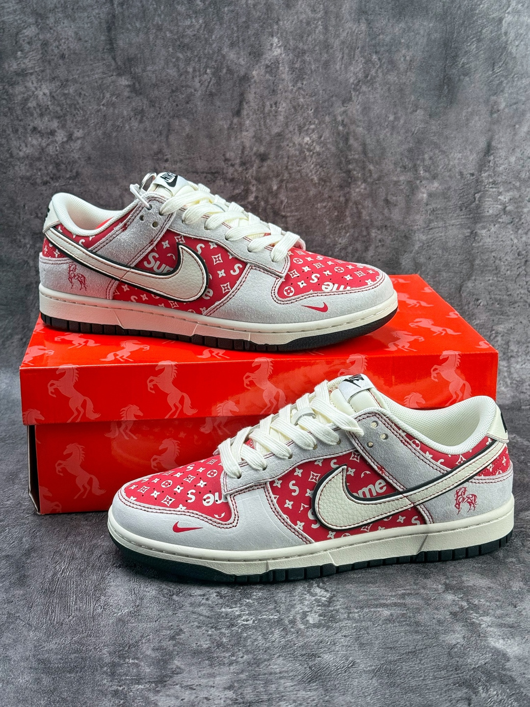 Nike SB Dunk Low x Superme 马年限定 灰白红 JP2026-107