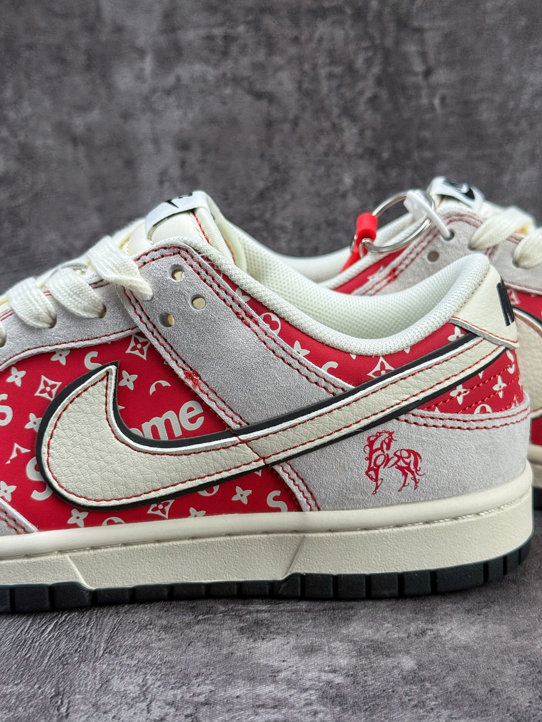 Nike SB Dunk Low x Superme 马年限定 灰白红 JP2026-107