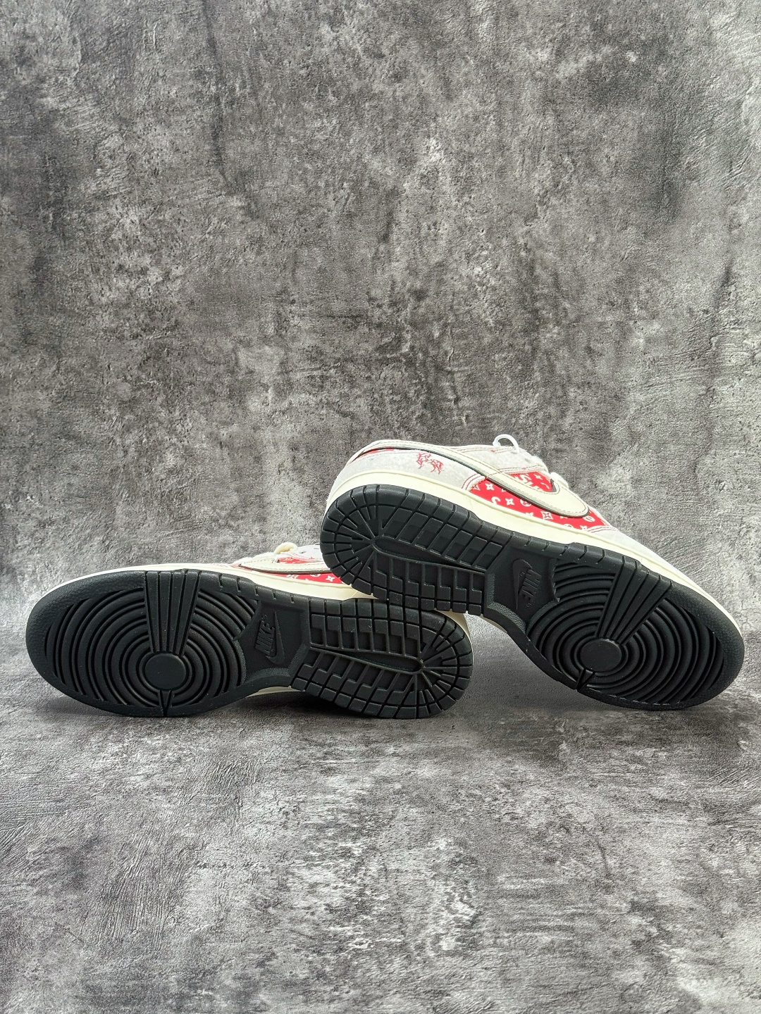 Nike SB Dunk Low x Superme 马年限定 灰白红 JP2026-107