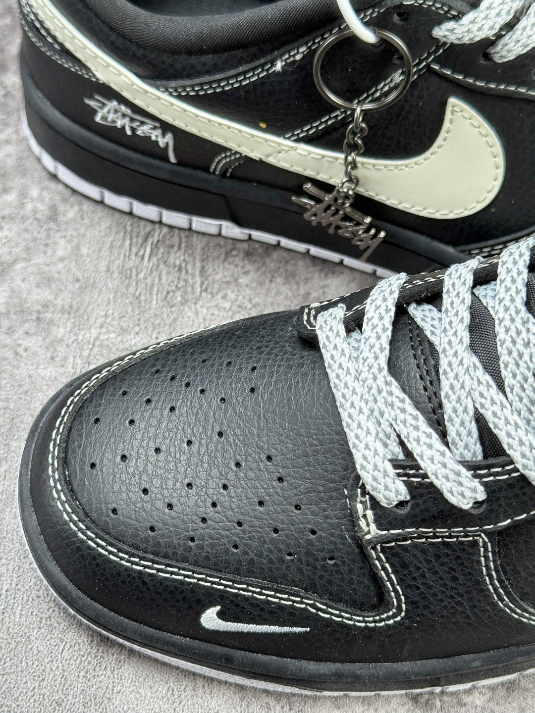 Nike SB Dunk Low x Stussy 黑白小勾满天星 MN1688-111