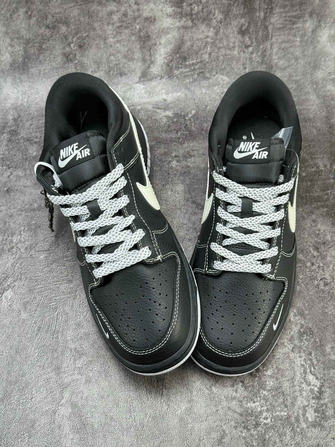 Nike SB Dunk Low x Stussy 黑白小勾满天星 MN1688-111