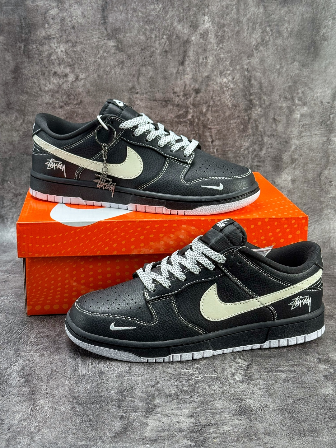 Nike SB Dunk Low x Stussy 黑白小勾满天星 MN1688-111