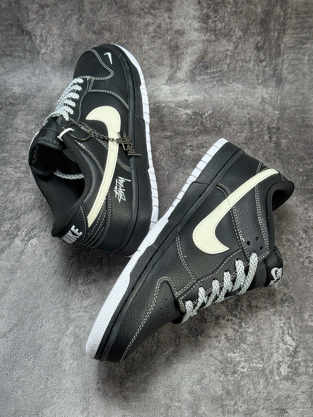 Nike SB Dunk Low x Stussy 黑白小勾满天星 MN1688-111