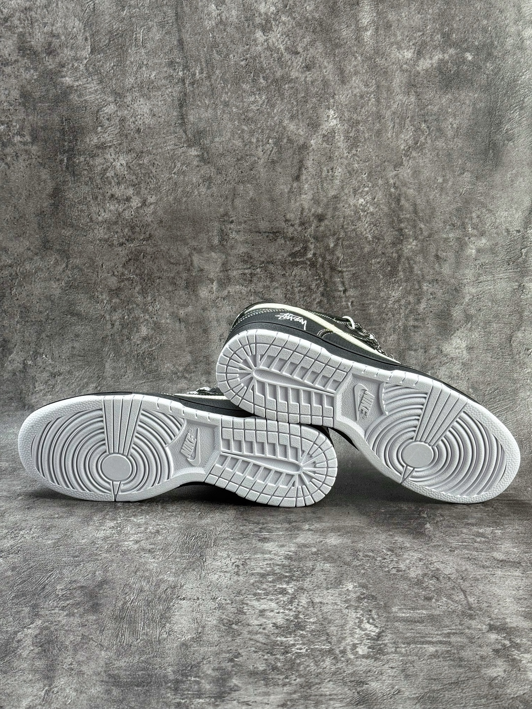 Nike SB Dunk Low x Stussy 黑白小勾满天星 MN1688-111