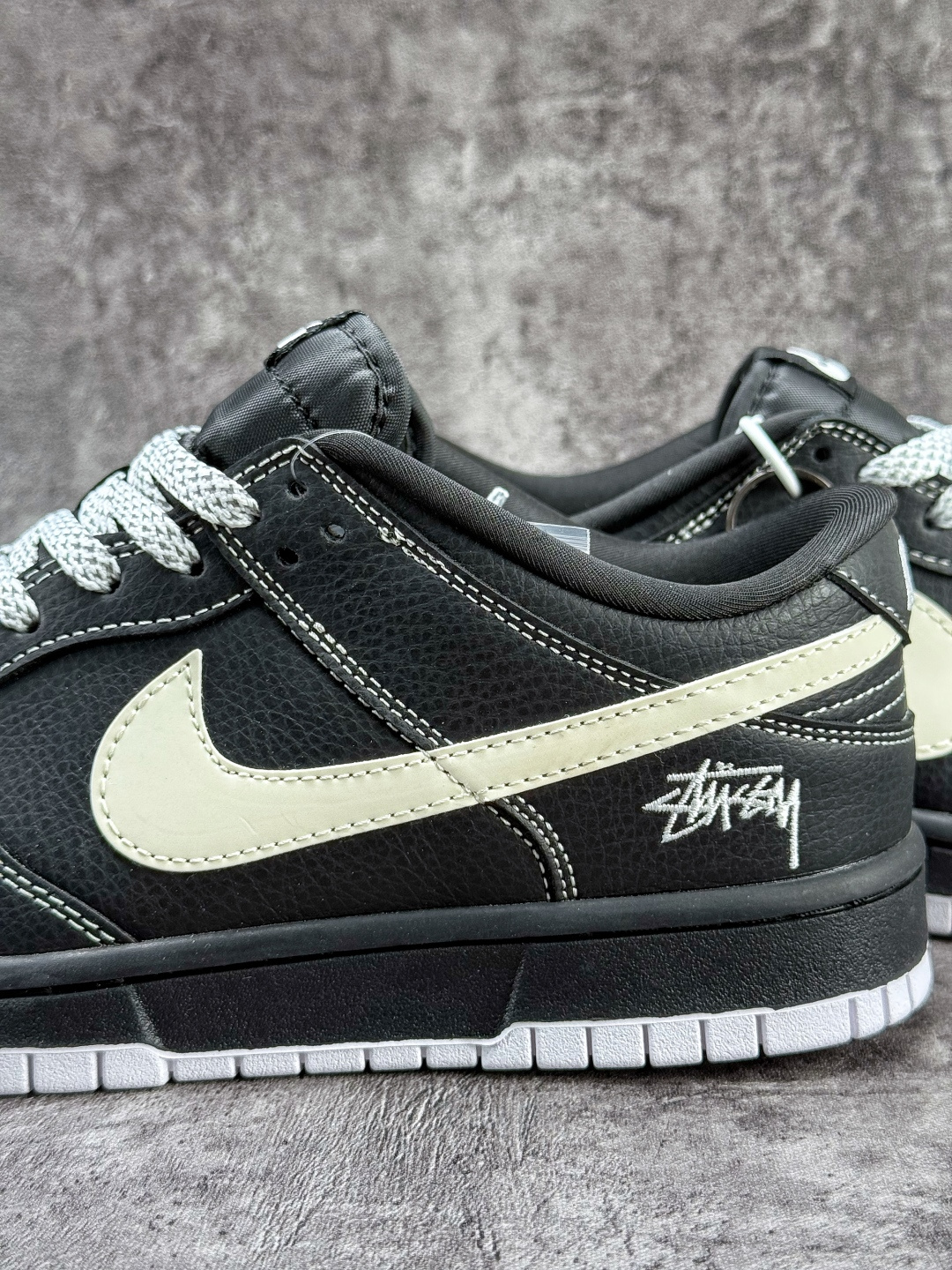 Nike SB Dunk Low x Stussy 黑白小勾满天星 MN1688-111