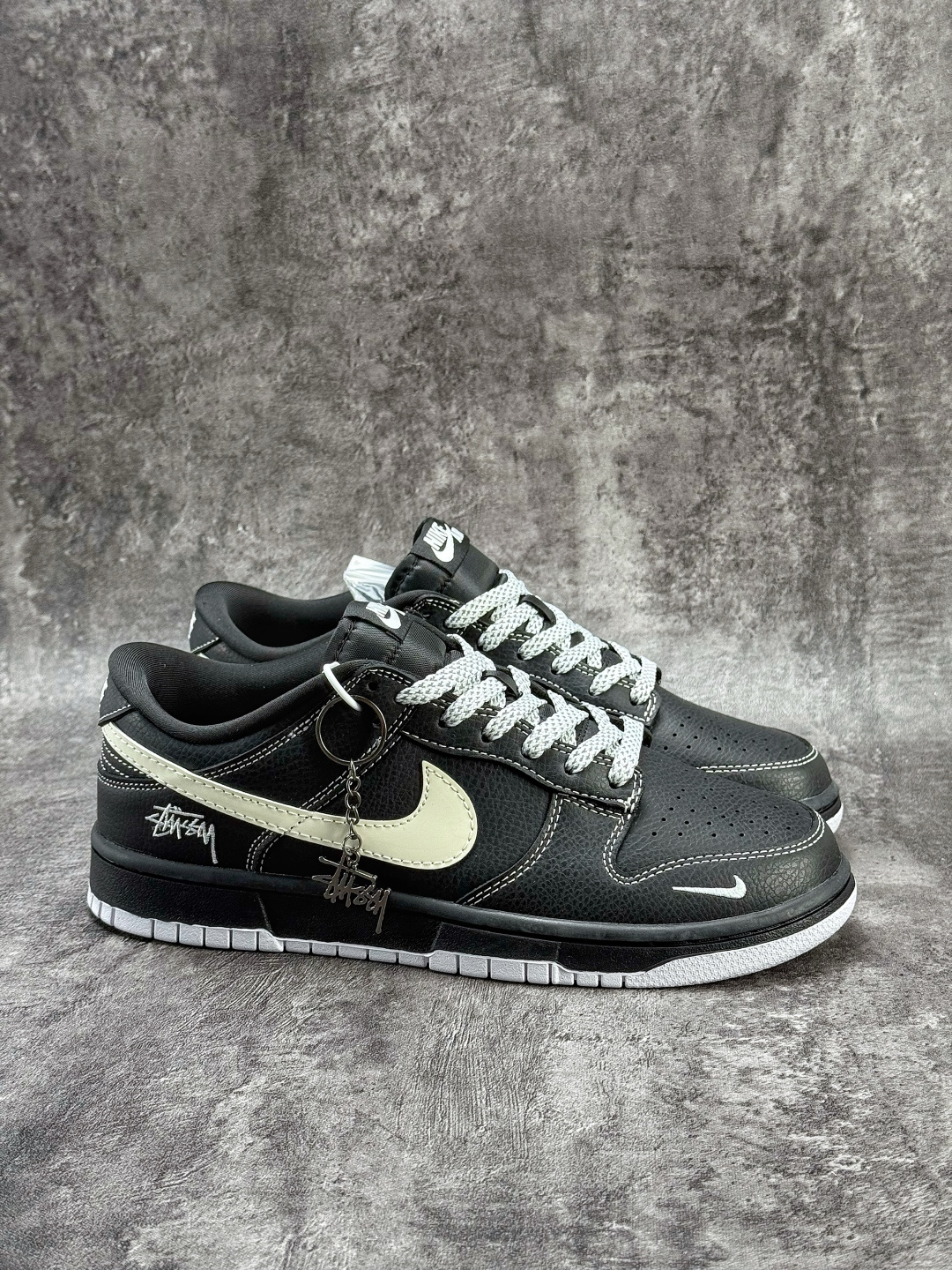 Nike SB Dunk Low x Stussy 黑白小勾满天星 MN1688-111