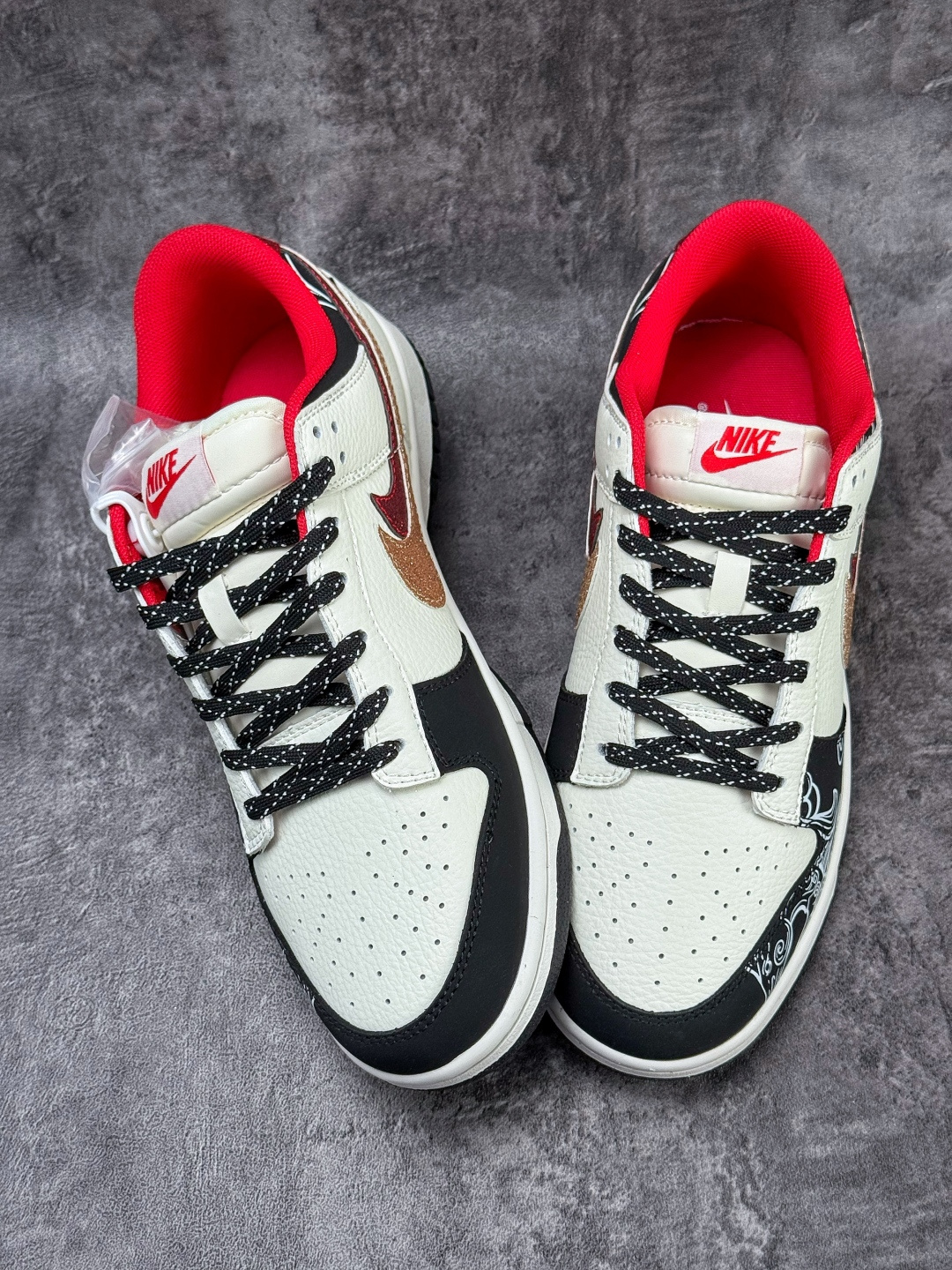 Nike SB Dunk Low 马年限定 黑白红双大勾满天星 XD6188-052