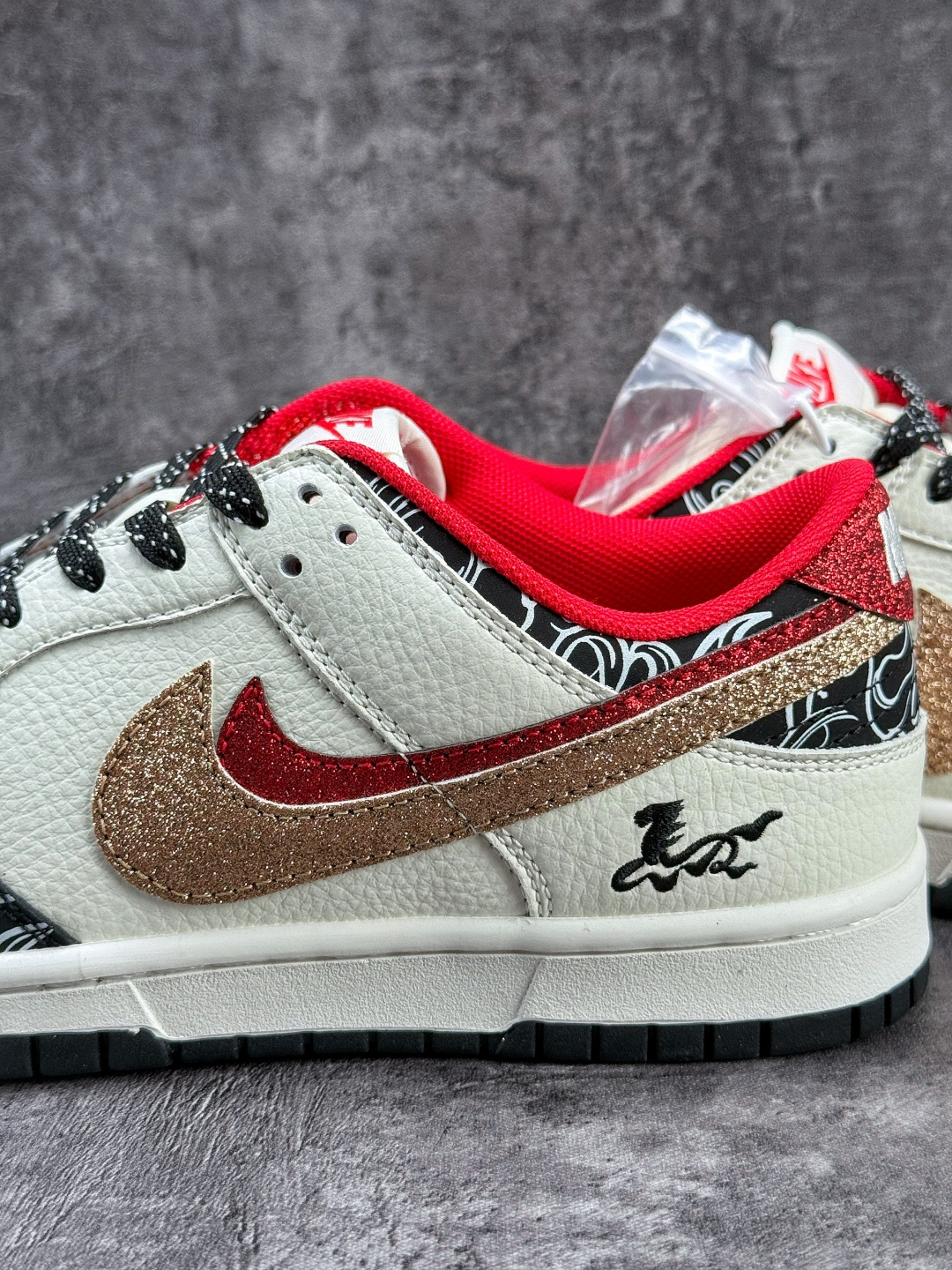 Nike SB Dunk Low 马年限定 黑白红双大勾满天星 XD6188-052