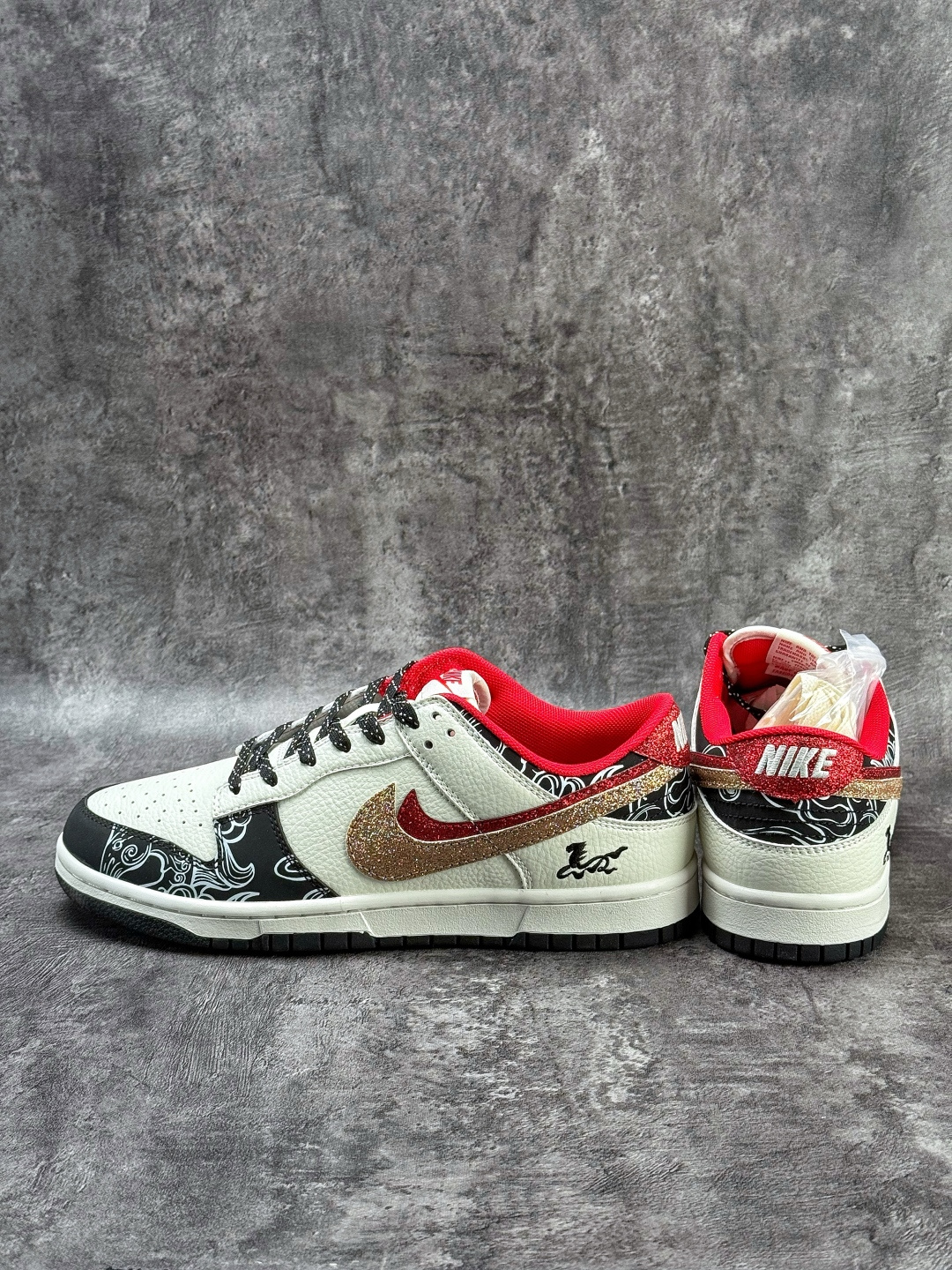 Nike SB Dunk Low 马年限定 黑白红双大勾满天星 XD6188-052