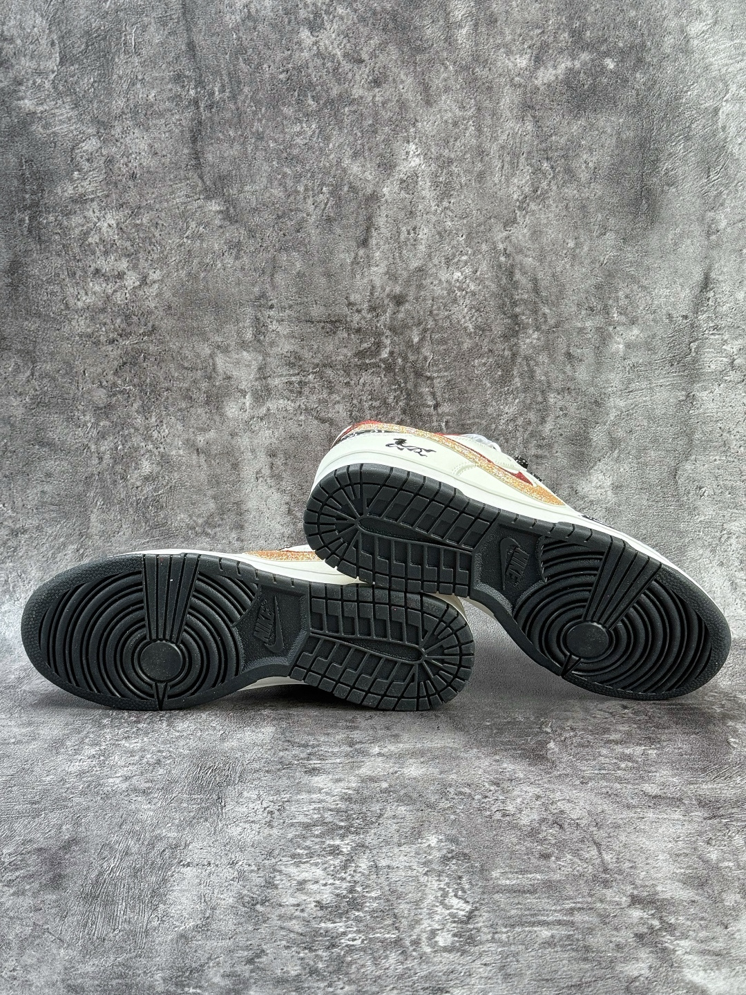Nike SB Dunk Low 马年限定 黑白红双大勾满天星 XD6188-052