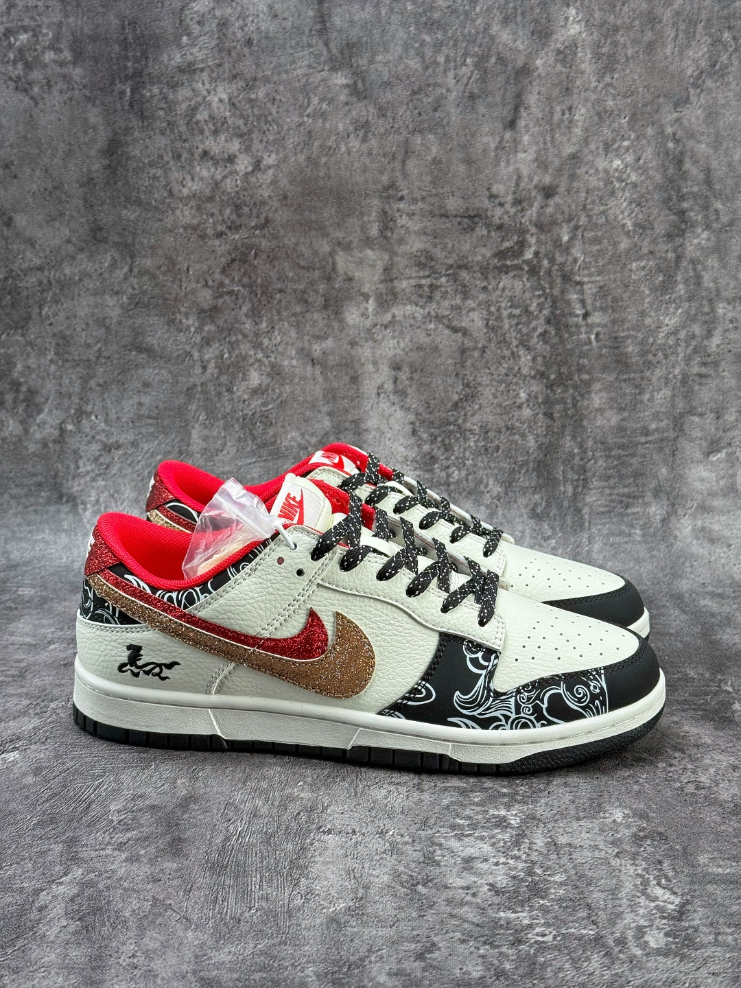 Nike SB Dunk Low 马年限定 黑白红双大勾满天星 XD6188-052