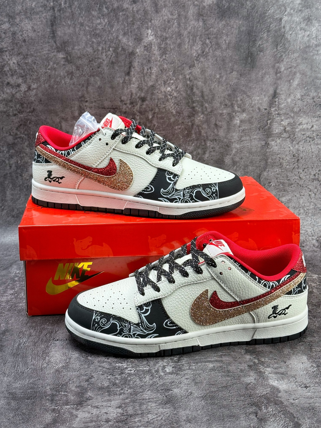 Nike SB Dunk Low 马年限定 黑白红双大勾满天星 XD6188-052