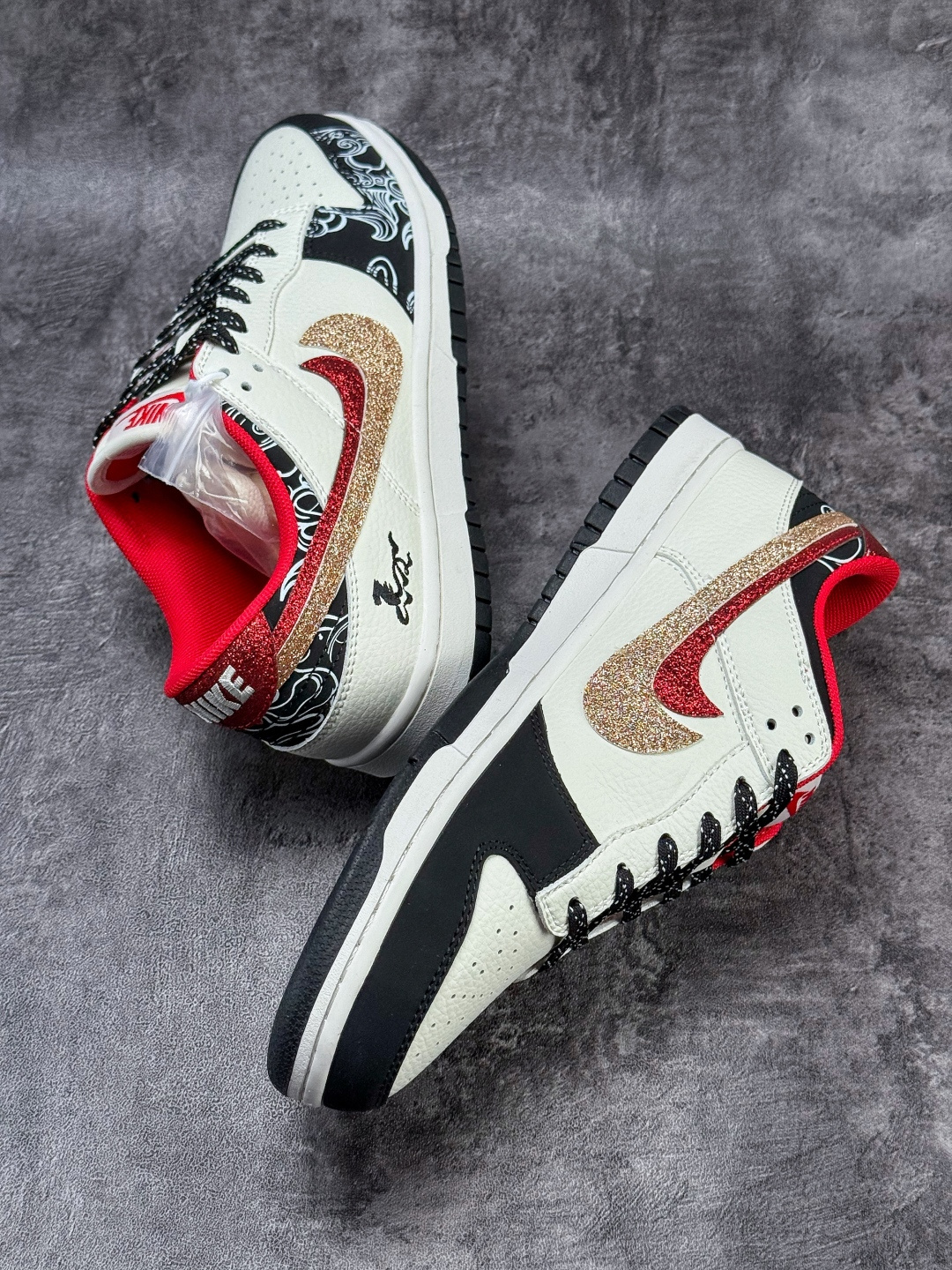 Nike SB Dunk Low 马年限定 黑白红双大勾满天星 XD6188-052