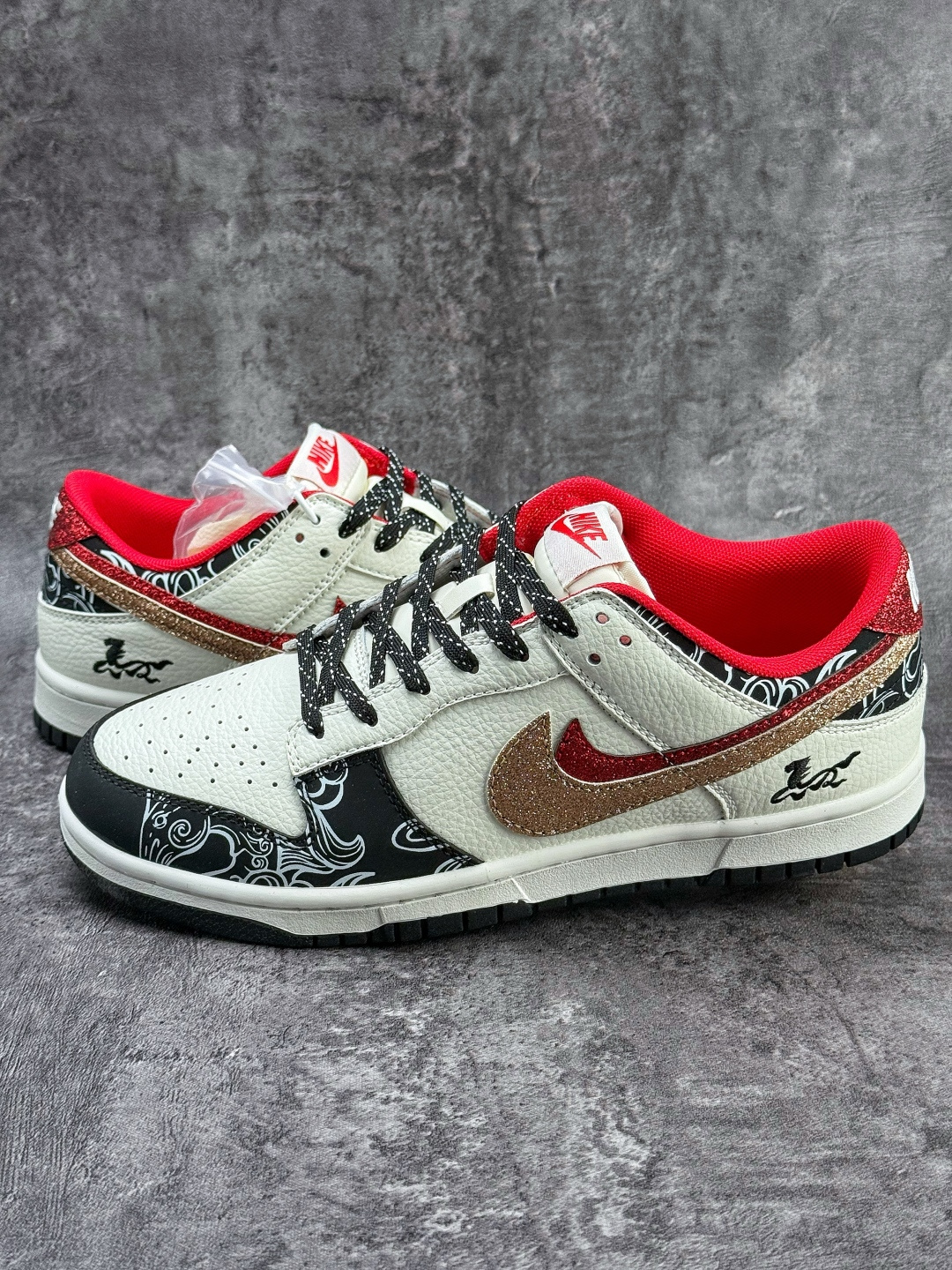 Nike SB Dunk Low 马年限定 黑白红双大勾满天星 XD6188-052