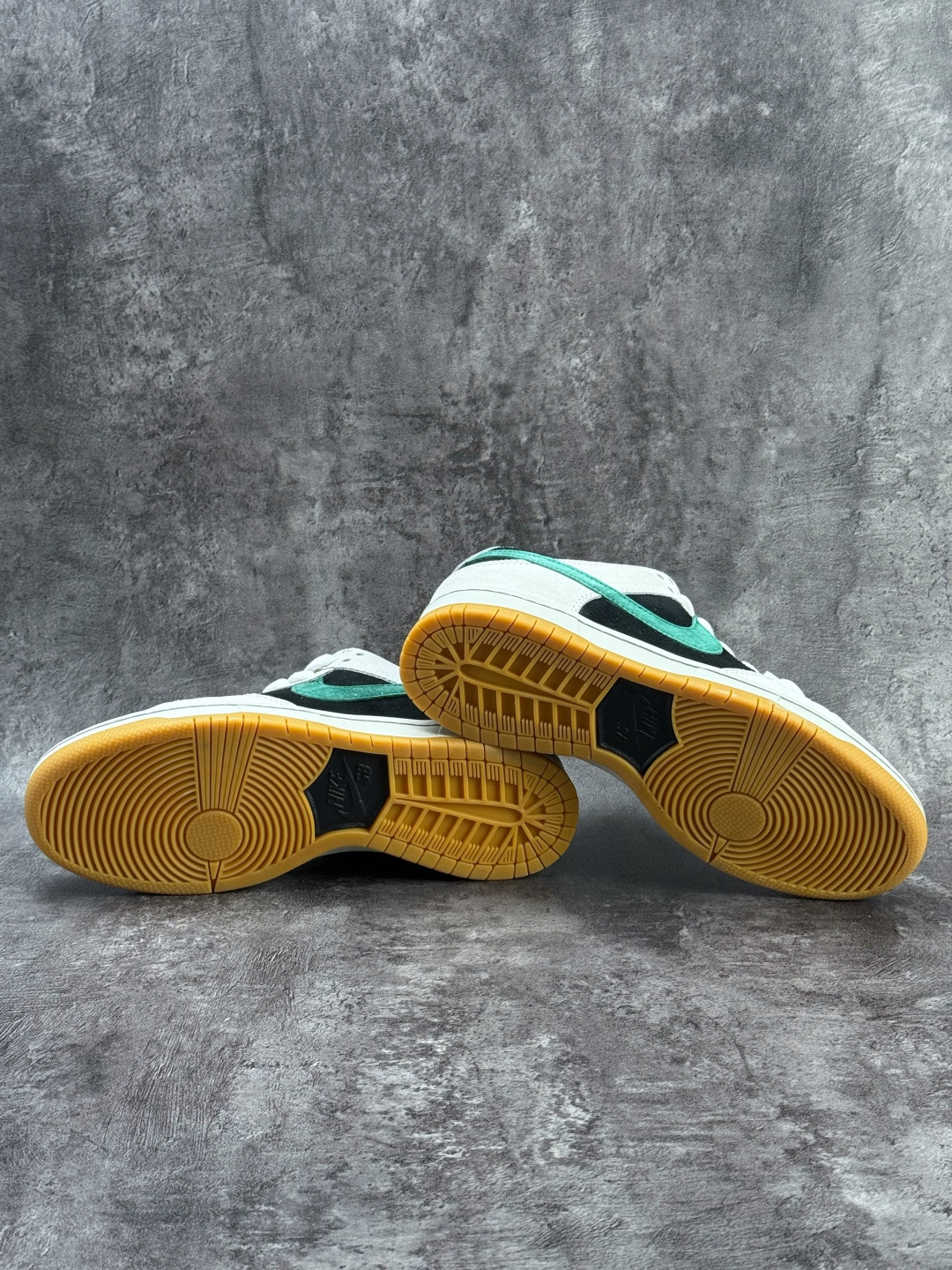 NIKE SB Dunk Low 灰黑绿 HF3704-001