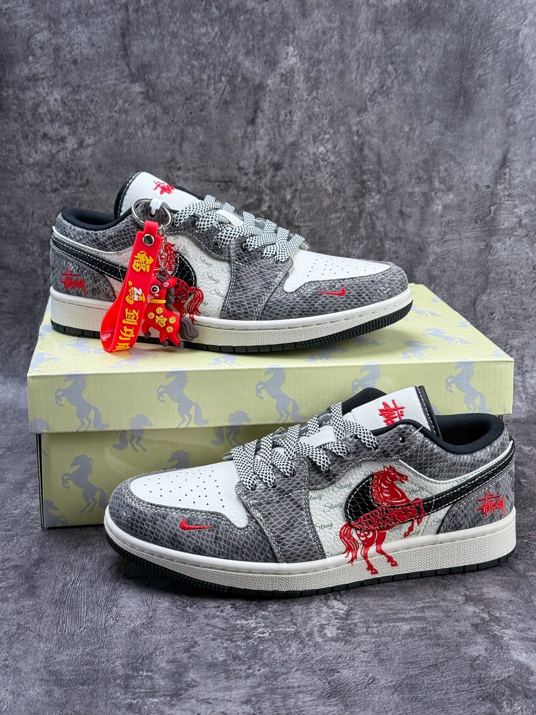 Nike Jordan Air Jordan 1 马年大吉 灰白小勾满天星 FC7688-202