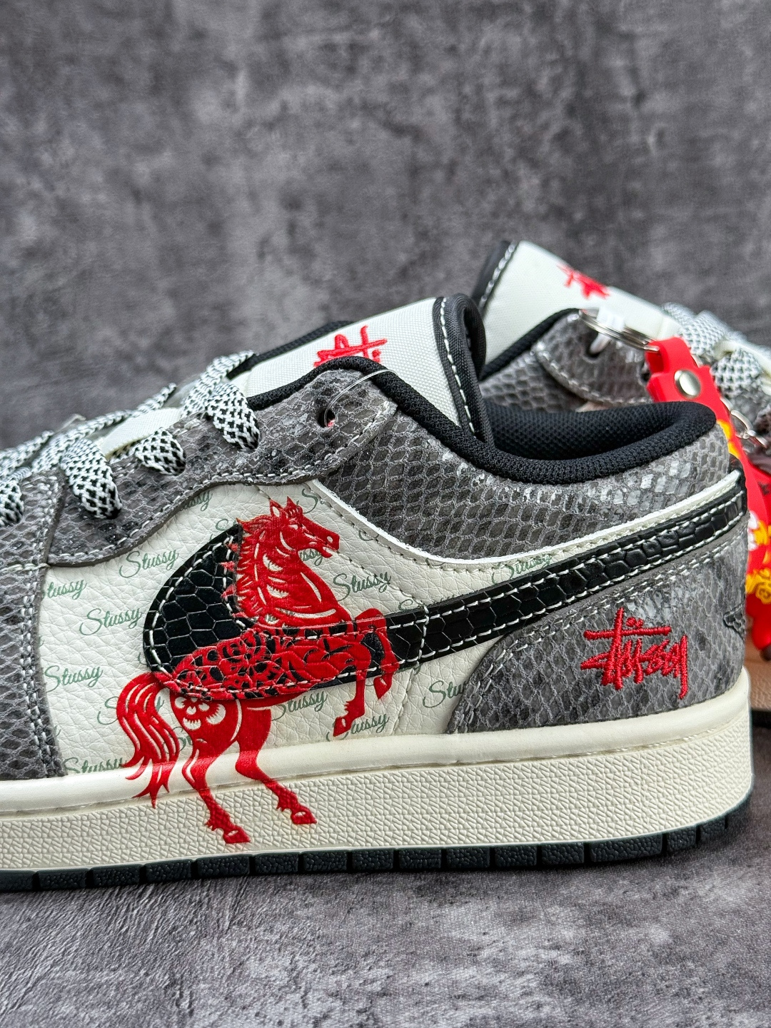 Nike Jordan Air Jordan 1 马年大吉 灰白小勾满天星 FC7688-202