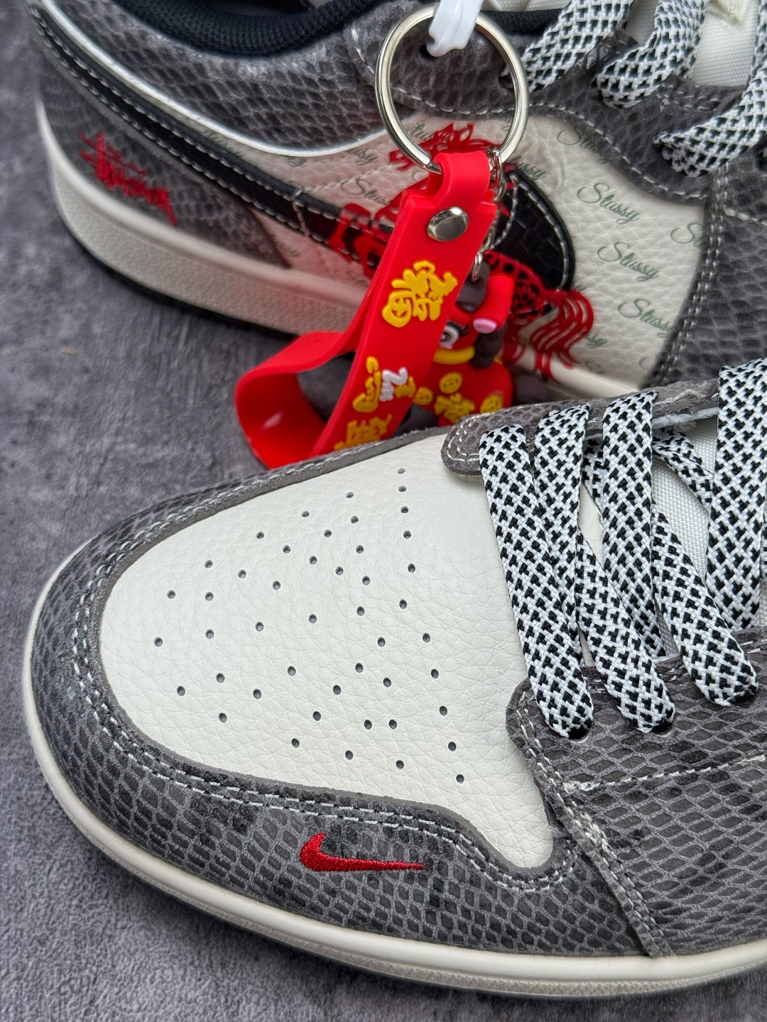 Nike Jordan Air Jordan 1 马年大吉 灰白小勾满天星 FC7688-202