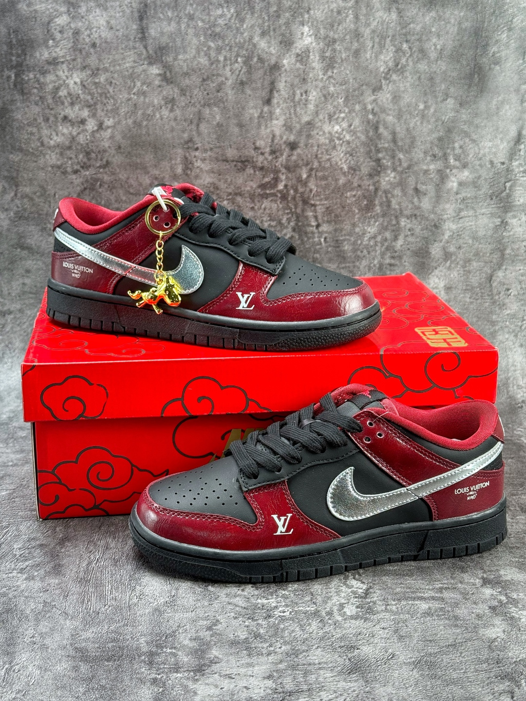 Nike SB Dunk Low 马年限定 x Louis Vuitton 红黑银 SG6688-007