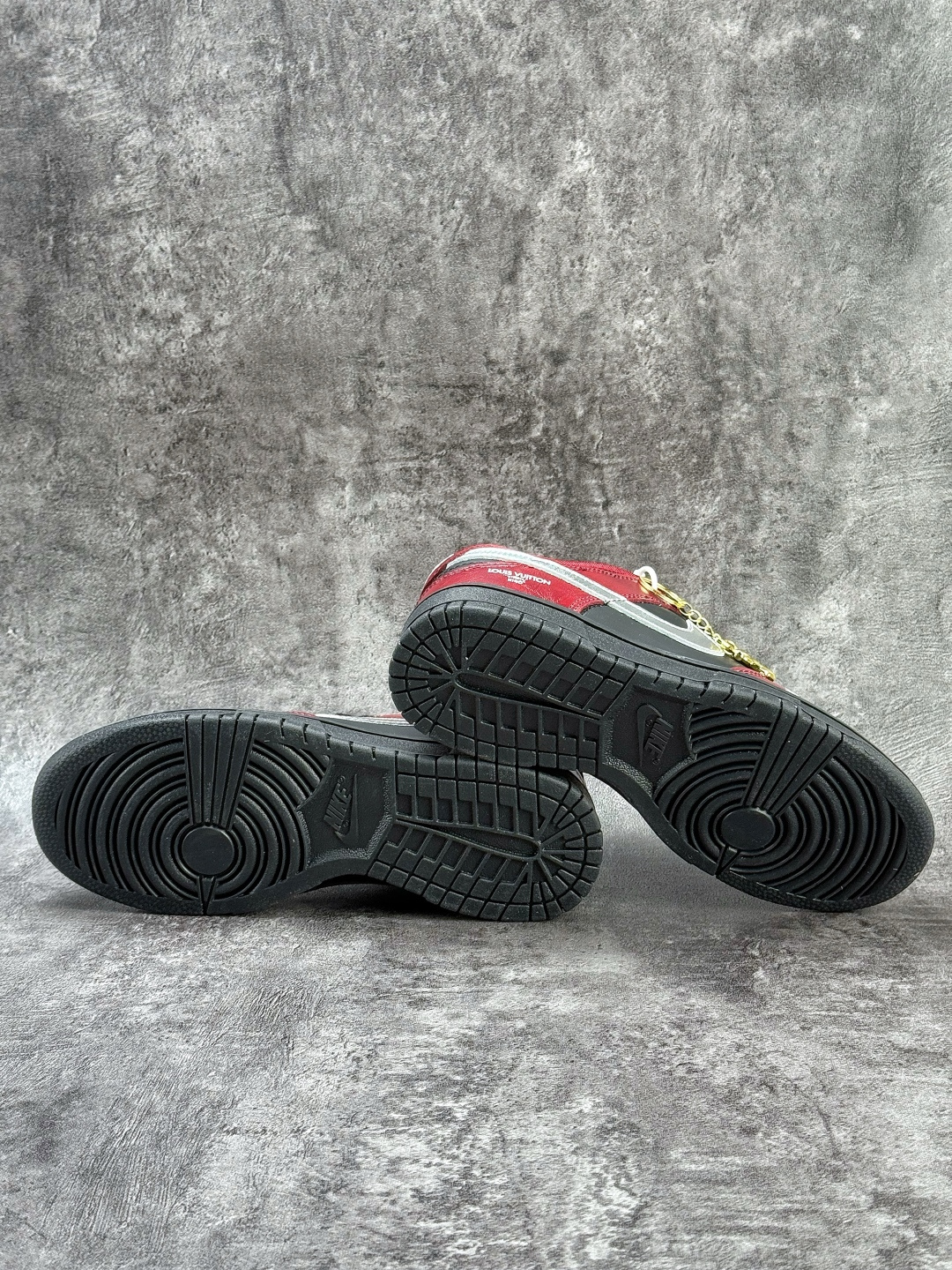 Nike SB Dunk Low 马年限定 x Louis Vuitton 红黑银 SG6688-007