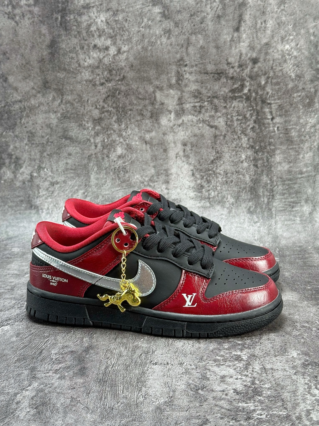 Nike SB Dunk Low 马年限定 x Louis Vuitton 红黑银 SG6688-007