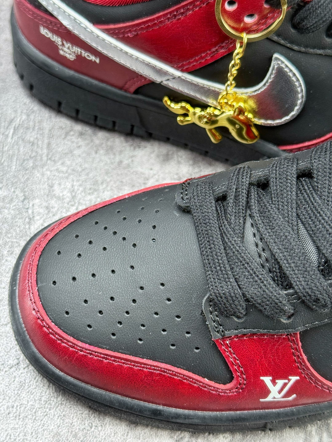 Nike SB Dunk Low 马年限定 x Louis Vuitton 红黑银 SG6688-007