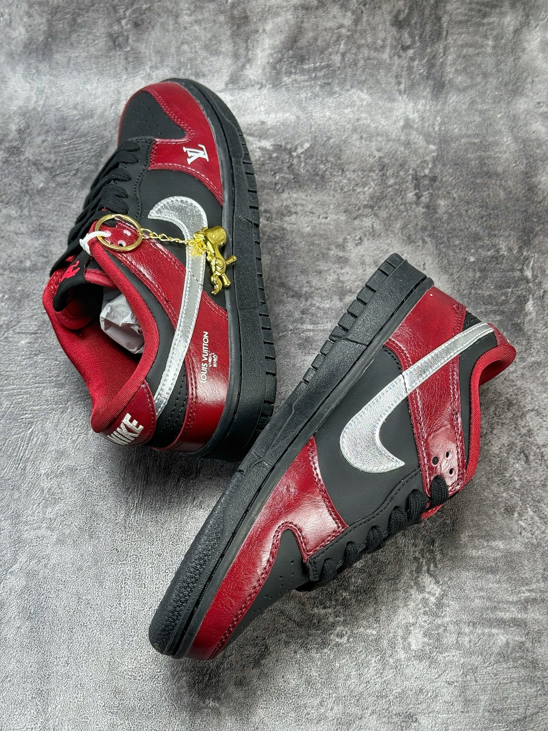 Nike SB Dunk Low 马年限定 x Louis Vuitton 红黑银 SG6688-007