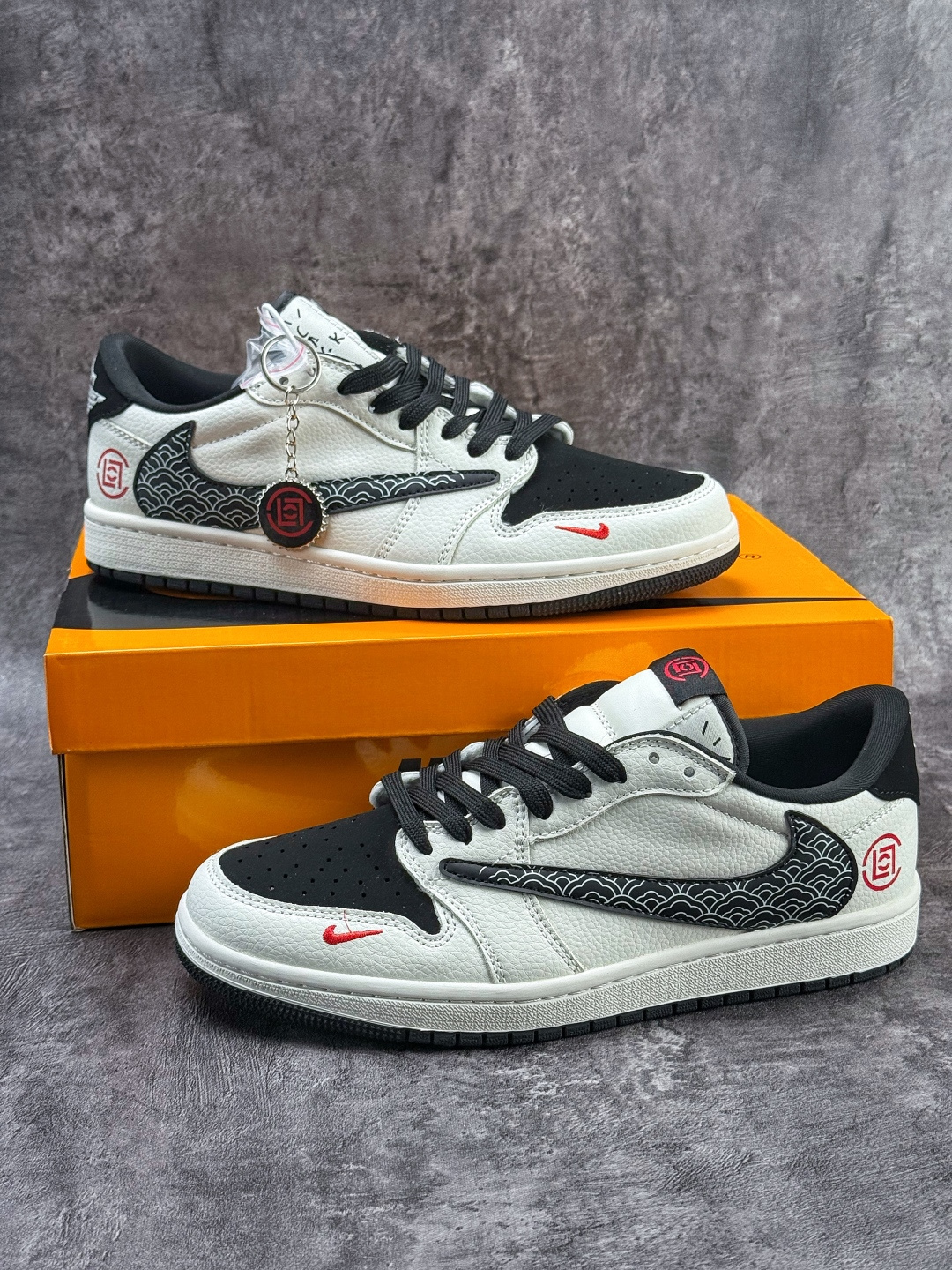 Travis Scott x Nike Air Jordan 1 Low 马年限定 Air Jordan 1 Low 反转白黑小勾倒钩 纯原版本 JW1188-171