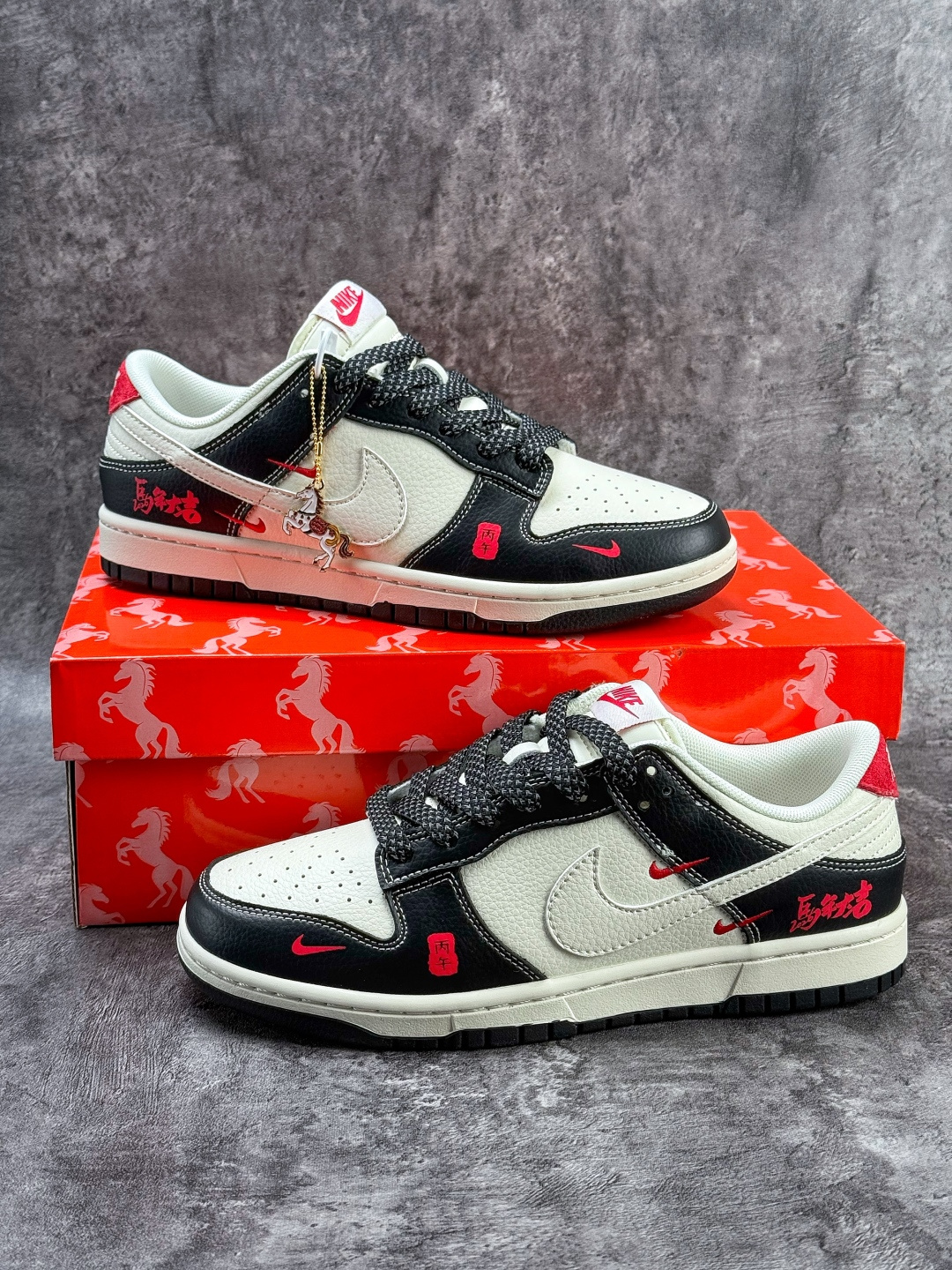 Nike SB Dunk Low 马年限定 黑白三小勾满天星 LX1988-821