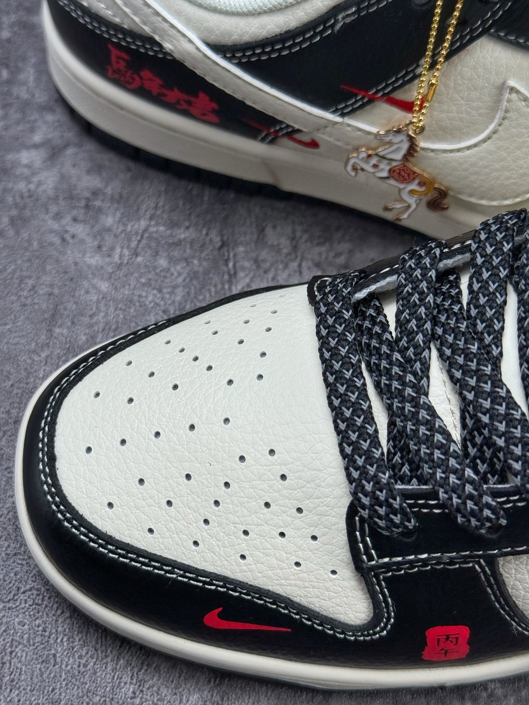 Nike SB Dunk Low 马年限定 黑白三小勾满天星 LX1988-821