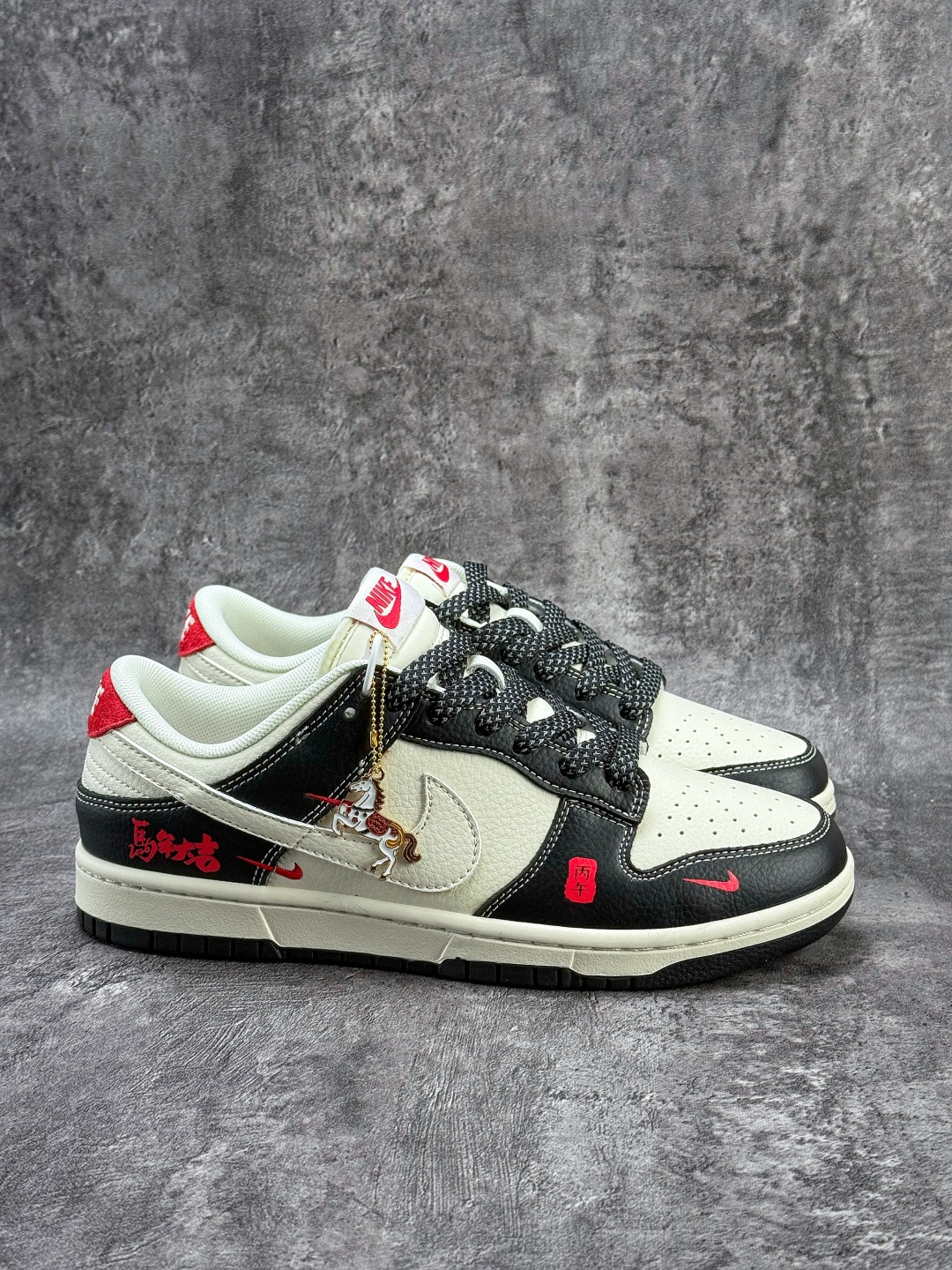 Nike SB Dunk Low 马年限定 黑白三小勾满天星 LX1988-821