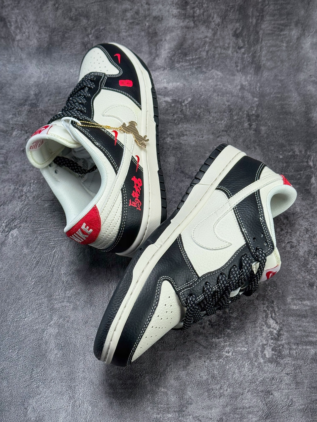Nike SB Dunk Low 马年限定 黑白三小勾满天星 LX1988-821