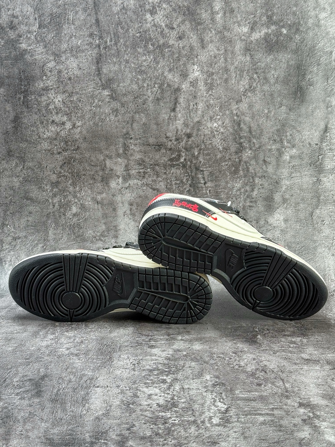 Nike SB Dunk Low 马年限定 黑白三小勾满天星 LX1988-821