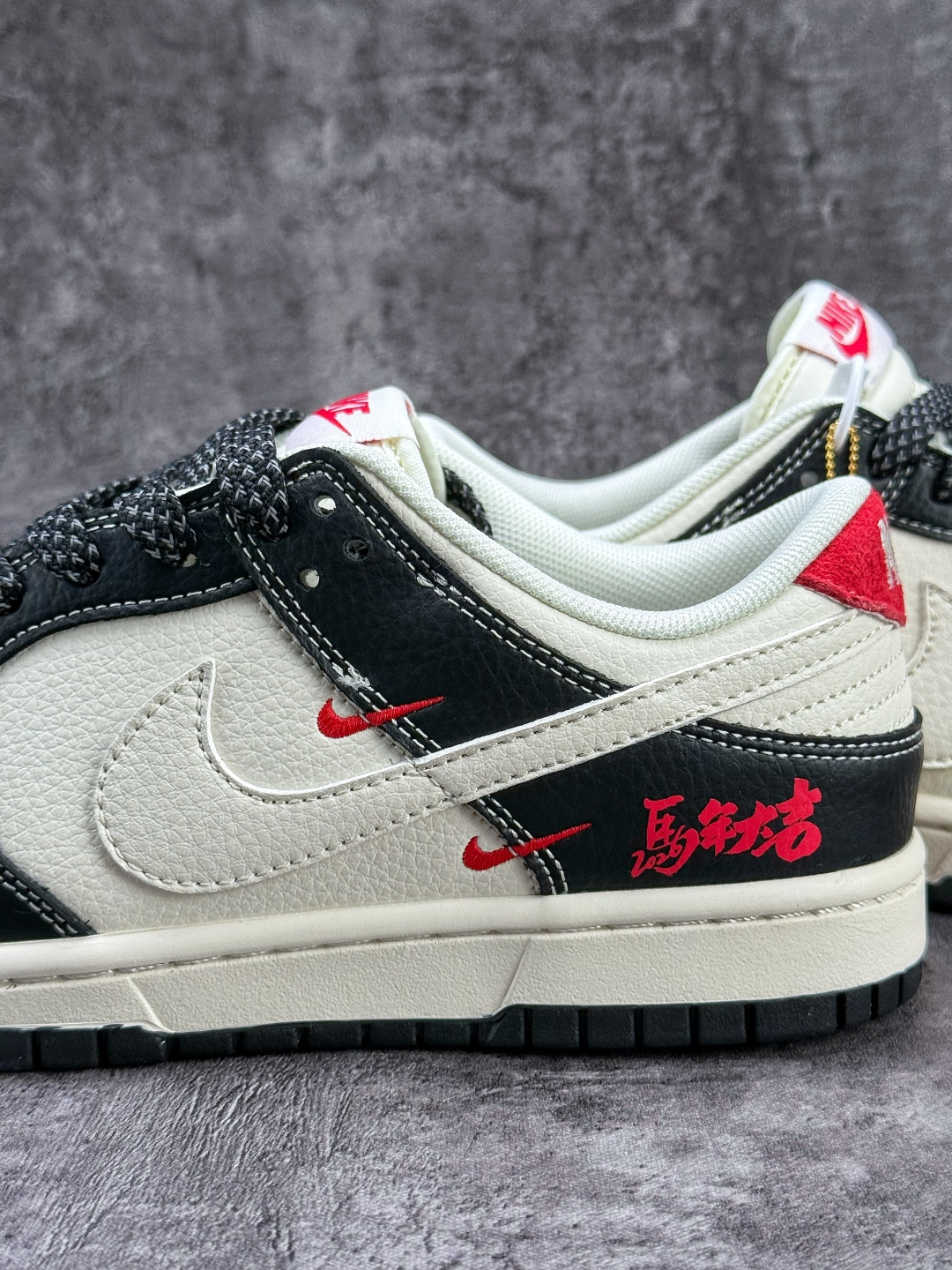 Nike SB Dunk Low 马年限定 黑白三小勾满天星 LX1988-821