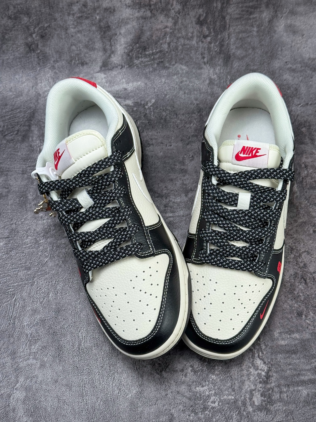 Nike SB Dunk Low 马年限定 黑白三小勾满天星 LX1988-821