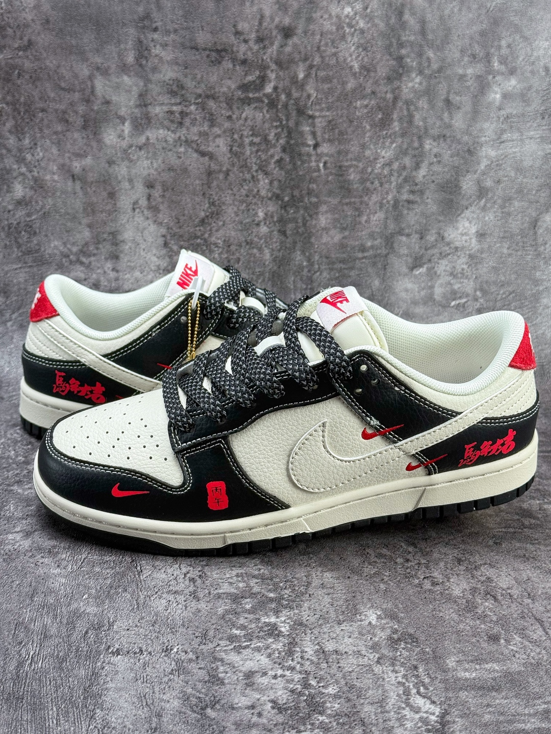 Nike SB Dunk Low 马年限定 黑白三小勾满天星 LX1988-821