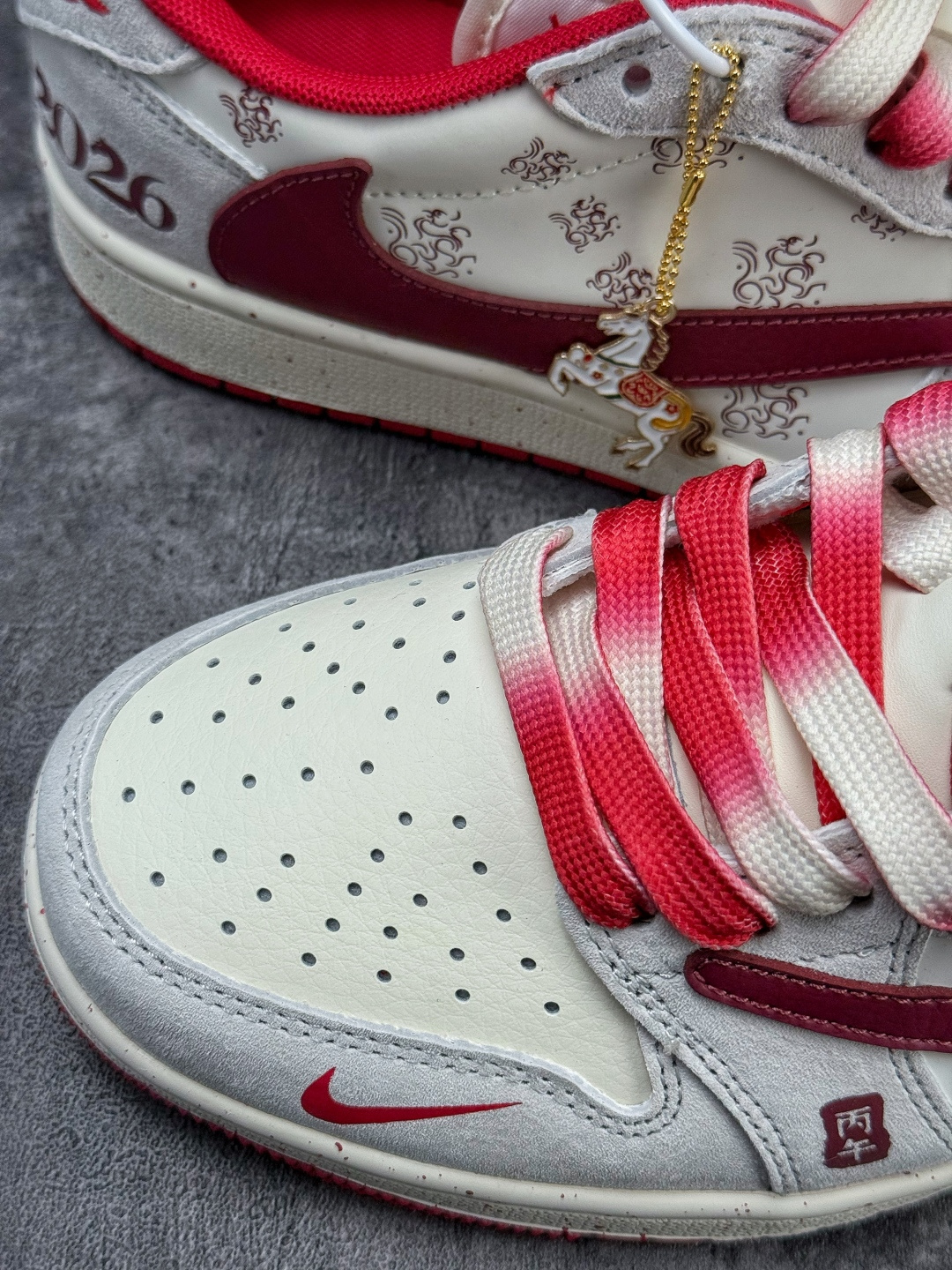 Travis Scott x Nike Air Jordan 1 Low 马年限定 Air Jordan 1 Low 反转灰白红小勾倒钩 纯原版本 YX5066-413