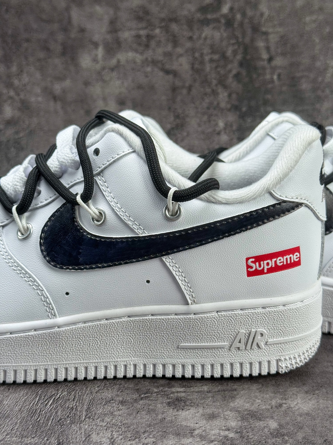 Nike Air Force 1 Low 07 x Superme 白黑小勾绑带 UP1668-595-Top High Quatity Cheap Sneakers Fashion Clothing Clothes Bags handbags Shoes of all Brand wholesale With The best Quality And Beautiful Price from China Factory Chinese suppliers wholesaler seller Nike Air Force 1 Low 07 x Superme 白黑小勾绑带 UP1668-595