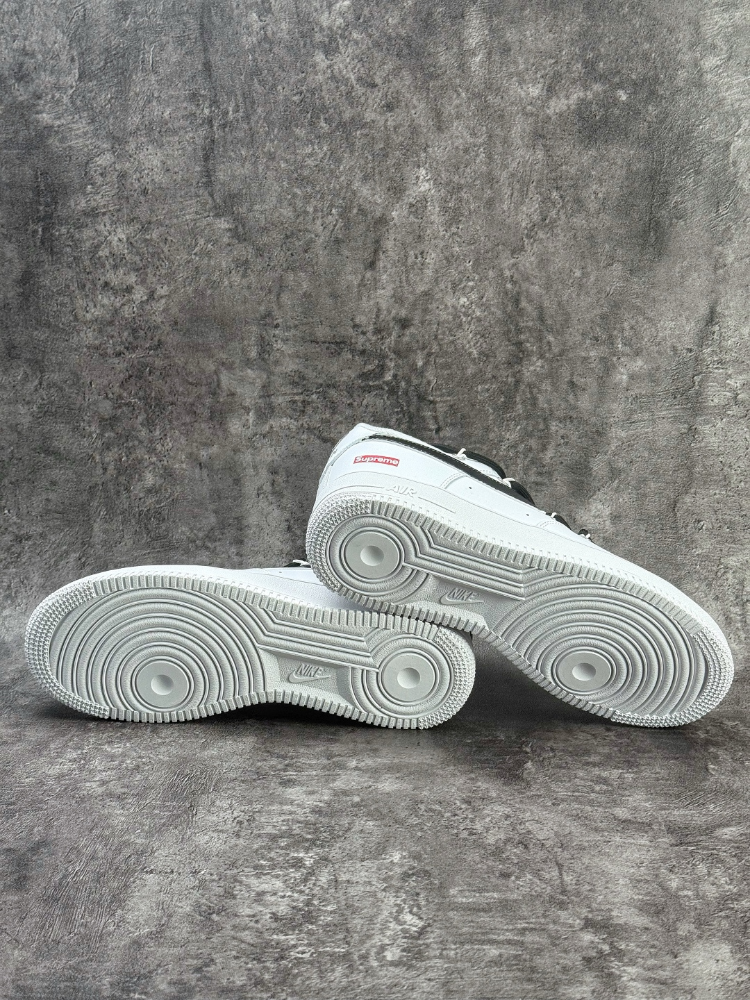Nike Air Force 1 Low 07 x Superme 白黑小勾绑带 UP1668-595-Top High Quatity Cheap Sneakers Fashion Clothing Clothes Bags handbags Shoes of all Brand wholesale With The best Quality And Beautiful Price from China Factory Chinese suppliers wholesaler seller Nike Air Force 1 Low 07 x Superme 白黑小勾绑带 UP1668-595