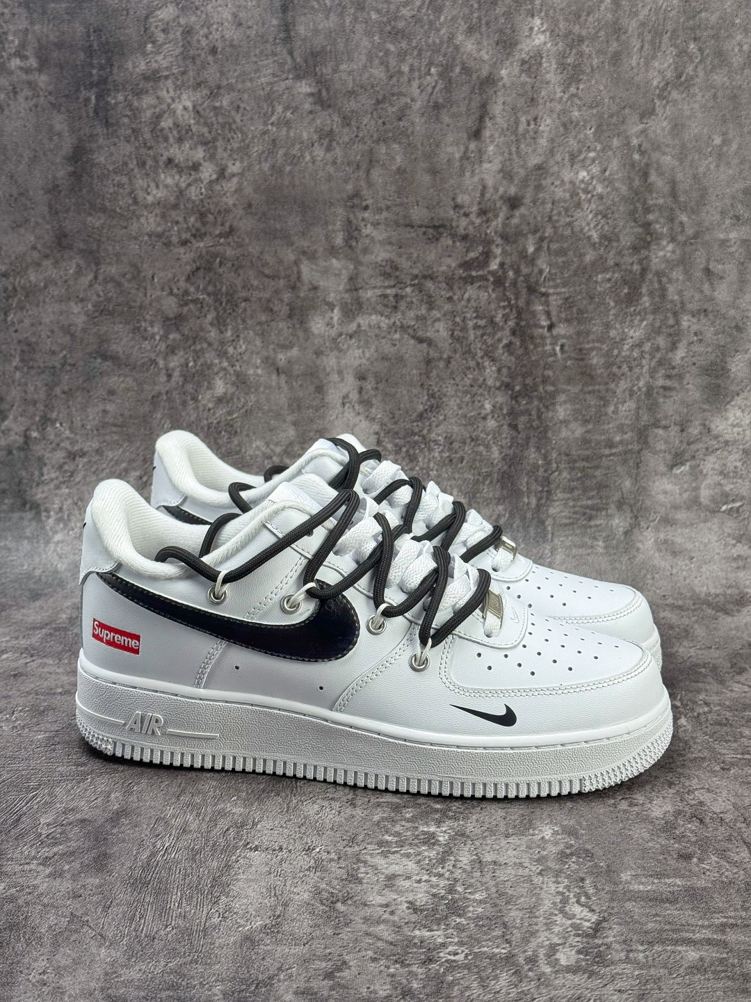 Nike Air Force 1 Low 07 x Superme 白黑小勾绑带 UP1668-595-Top High Quatity Cheap Sneakers Fashion Clothing Clothes Bags handbags Shoes of all Brand wholesale With The best Quality And Beautiful Price from China Factory Chinese suppliers wholesaler seller Nike Air Force 1 Low 07 x Superme 白黑小勾绑带 UP1668-595