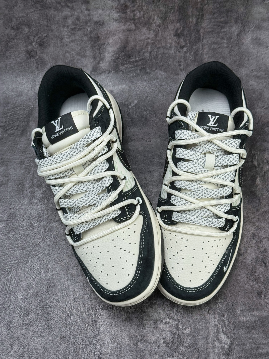Nike SB Dunk Low x Louis Vuitton 黑白小勾满天星 YX5066-396